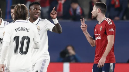 El delantero brasileño del Real Madrid, Vinicius Jr. y el delantero de Osasuna, Moi Gómez, conversan