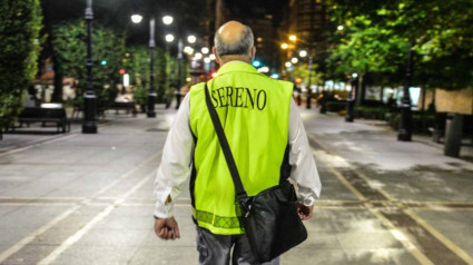 Un sereno camina por el paseo de Begoña, en Gijón