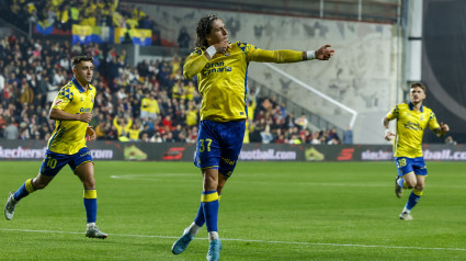 Fabio Silva celebra el primer gol de su equipo en el partido de LaLiga entre el Rayo Vallecano a