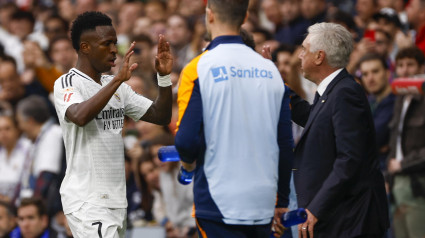 Vinicius celebra con Ancelotti uno de sus goles a Osasuna.