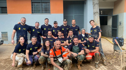 Grupo de voluntarios trabajando en equipo en Valencia