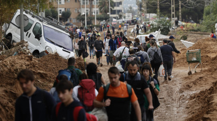 Voluntarios acuden a ayudar a los afectados por la DANA