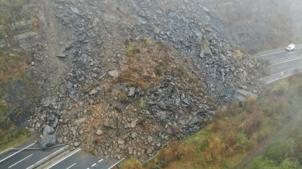 Vista aérea del argayo que ha interrumpido la circulación en la autopista del Huerna