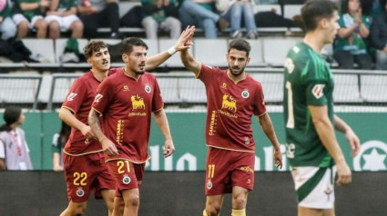 Pablo Rodríguez celebra con Andrés el primer tanto racinguista