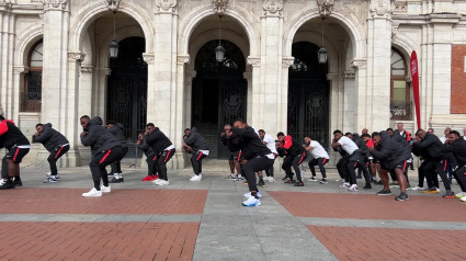 La selección de rugby de Fiyi durante su visita a la Plaza Mayor de Valladolid