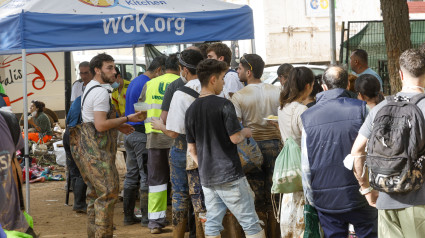 Voluntarios paran a comer en un punto de comida de la World Central Kitchen instalado en Alfafar