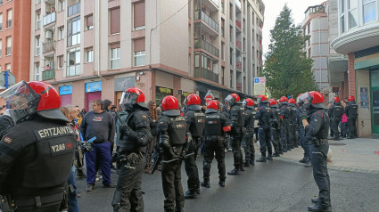 Operativo de la Ertzaintza en Astrabudua, donde se va a ejecutar un desahucio