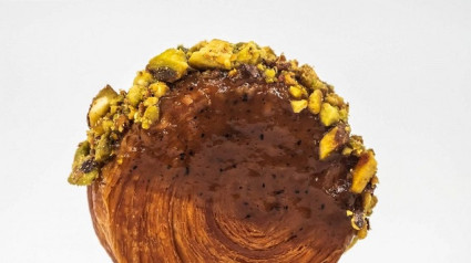 'Pucela Roll', un rollo de hojaldre relleno de un guiso de lechazo de kare raisu y envuelto por una demi glace y pistachos.