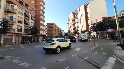 Vehículos por una calle en el centro de Lorca