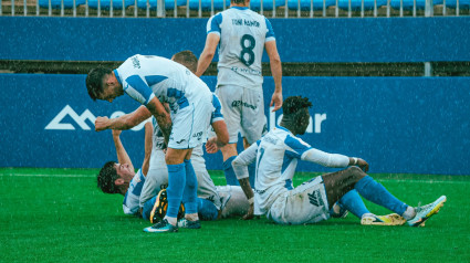 Guillem Castell celebra junto a sus compañeros su gol