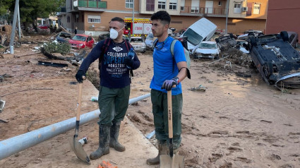 Borja Ortiz, con mascarilla, trabajando como voluntario en Valencia