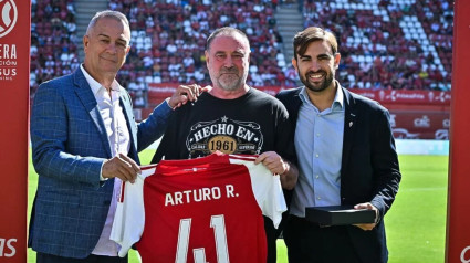 Arturo Rubio recibe el homenaje del Real Murcia