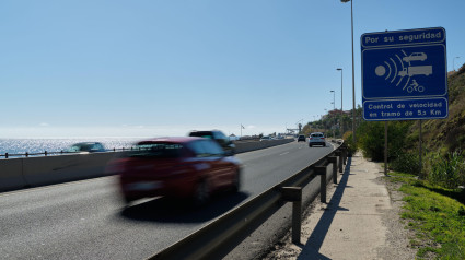 Señal de control de velocidad en la A-7. Mijas Costa, Málaga, España