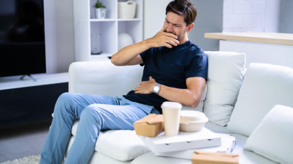 Persona después de comer comida rápida poco saludable con acidez de estómago