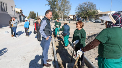 El alcalde conversa con los operarios que construyen un nuevo parque en la Virgen de las Huertas