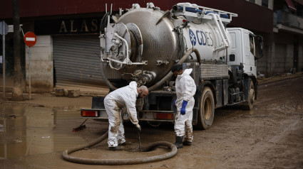 Dos operarios trabajan en el desatranque del alcantarillado en Catarroja