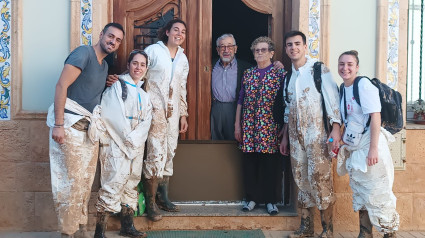 Saúl y sus amigos con Amparo y Paco, matrimonio de Aldaya que les acogió