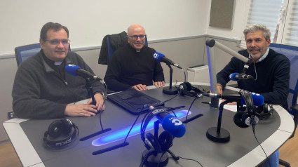 Mons. Fernando Enrique Ramón y Mons. Arturo Javier García con Carles Villeta