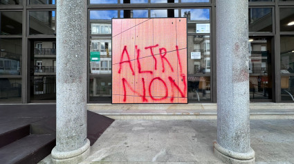 Pintada contra el proyecto de Altri en la pantalla del Concello de Ames