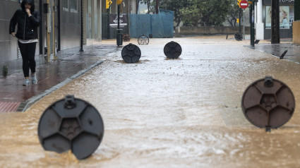 Alcantarillas abiertas en una calle de la barriada de Campanillas en Málaga