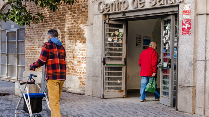 Un hombre entra en el Centro de Salud de Lavapiés