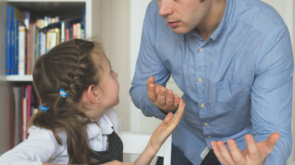 Padre discute con su hija sobre hechos del libro