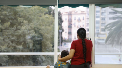 Abigail Matamoros, junto a su hijo mayor de cinco años, supervivientes de una de las zonas más afectadas por la dana que viven desde hace unos días con una congregación religiosa