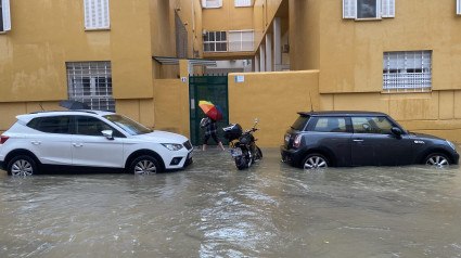 Una calle inundada de agua debido a las fuertes lluvias y granizo que se han registrado este miércoles en Málaga