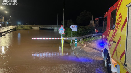 Las fuertes lluvias obligan a actuar a los bomberos de Castellón en el rescate de personas atrapadas por el agua