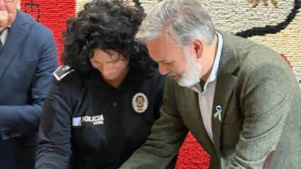 Fernando Pizarro y Gema Moreton en la firma del nuevo cargo como oficial de la Policia Local