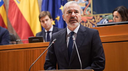 El presidente Jorge Azcón en el pleno de las Cortes.