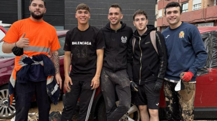 Carlos Giménez, con sus amigos de Sedaví, ayudando a limpiar