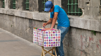 Niño vendiendo productos en la calle