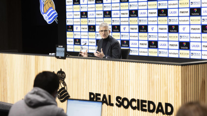 Roberto Olabe durante la rueda de prensa en la que anuncia una nueva salida de la Real Sociedad. EFE/Juan Herrero