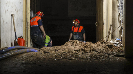 Miembros de Protección Civil, en Paiporta (Valencia)