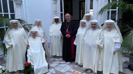 Religiosas Esclavas del Santísimo Sacramento y de la Inmaculada junto al obispo de Asidonia-Jerez, monseñor José Rico Pavés.