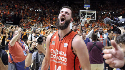 Bojan Dubjevic celebrando el título de liga ACB en 2017