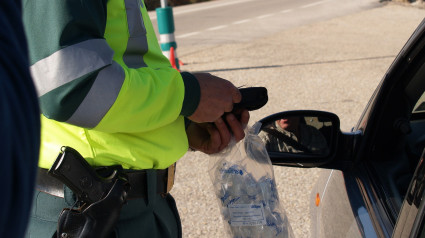 Un agente de la Guardia Civil durante un control de alcoholemia