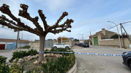 La residencia incendiada, al fondo, tras un cordón de seguridad