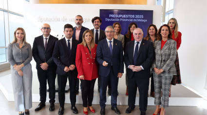 El presidente de la Diputación de Málaga, Francisco Salado, junto a otros diputados del equipo de Gobierno