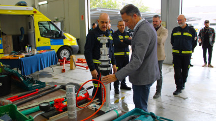 El coordinador de Emergencias muestra al alcalde de Lorca el material que se enviará a Paiporta