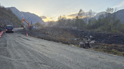 Primera voladura en el argayo de la autopista del Huerna