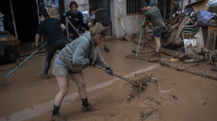 Varias personas colaboran en las labores de limpieza en Aldaia, Valencia