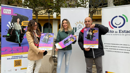 La concejala de Mujer, en el centro, durante la presentación de los actos del 25N