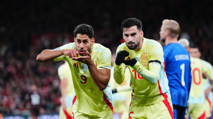 Ayoze celebra su gol contra Dinamarca junto a Baena