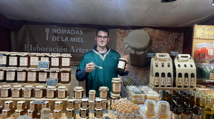 Alberto de Nómadas de la miel en el mercado medieval