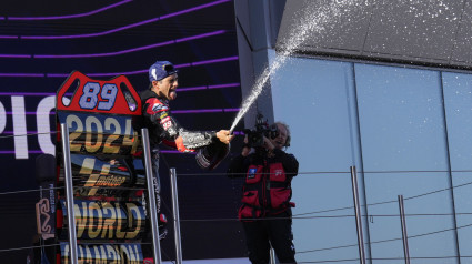 El español Jorge Martín celebra su conquista del Campeonato del Mundo al quedar tercero en el Gran Premio Barcelona Solidaridad de MotoGP