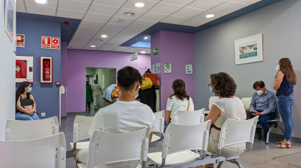 Sala de espera del servicio de ginecología en el interior del hospital Costa de la Luz de Huelva