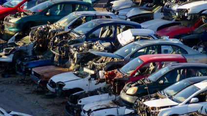 Desguace con montón de coches aplastados en tenerife islas canarias españa