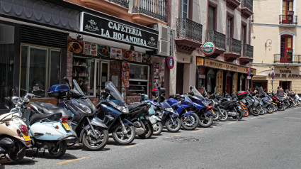 Motos aparcadas en una calle estrecha de Sevilla, España